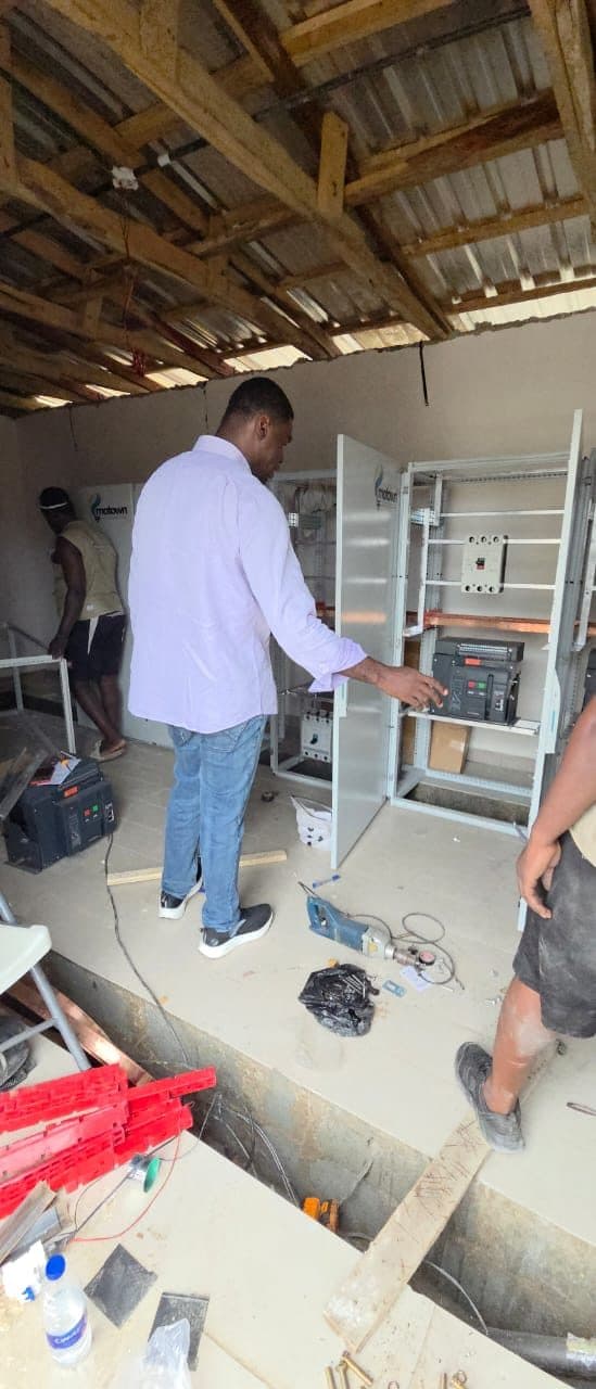 Fitting out a distribution enclosure