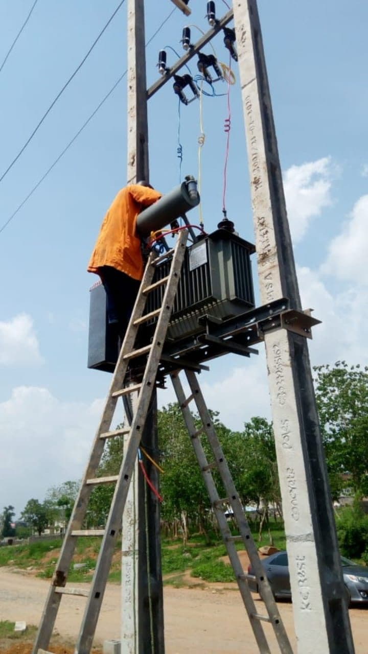 Pole-mounted transformer installation