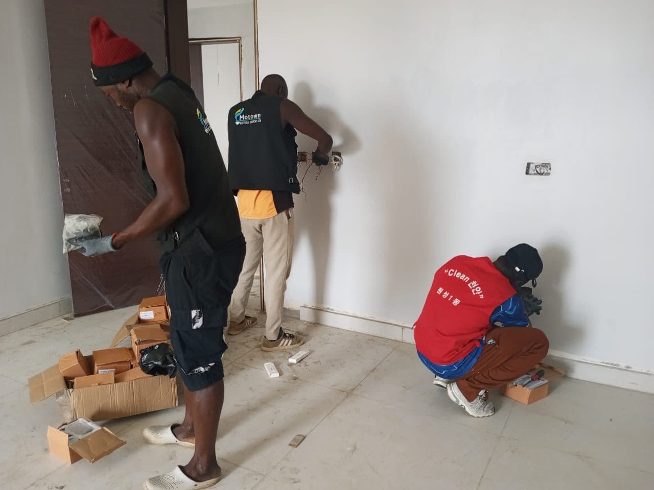Wall and skirting-level installation