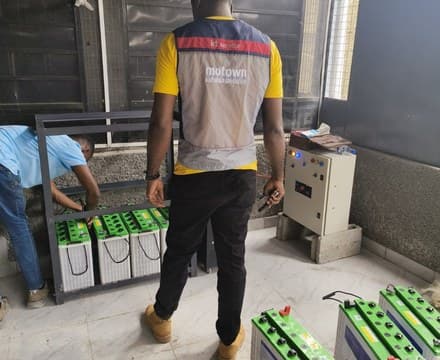 Installation and commissioning of a backup power system